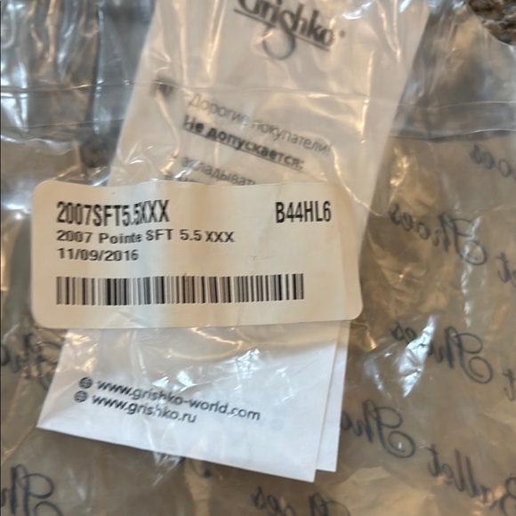 Women's Pink Ballet Pointe Shoes - Picture 2 of 6